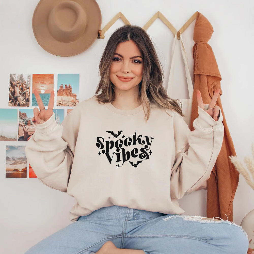 Kvinnors sweatshirt med lekfull Halloween-design och bekväm passform Mirla-Eva Jonsson