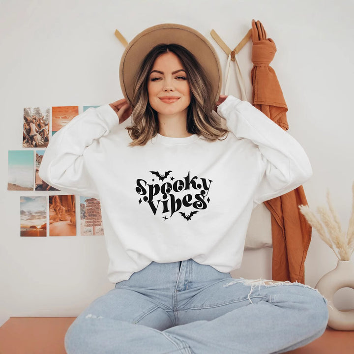 Kvinnors sweatshirt med lekfull Halloween-design och bekväm passform Mirla-Eva Jonsson