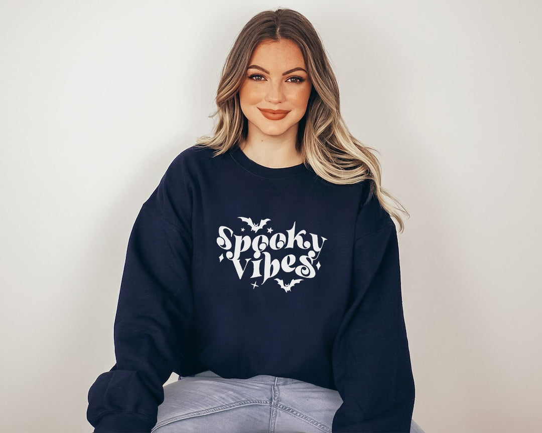 Kvinnors sweatshirt med lekfull Halloween-design och bekväm passform Mirla-Eva Jonsson
