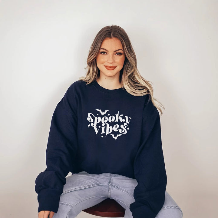 Kvinnors sweatshirt med lekfull Halloween-design och bekväm passform Mirla-Eva Jonsson