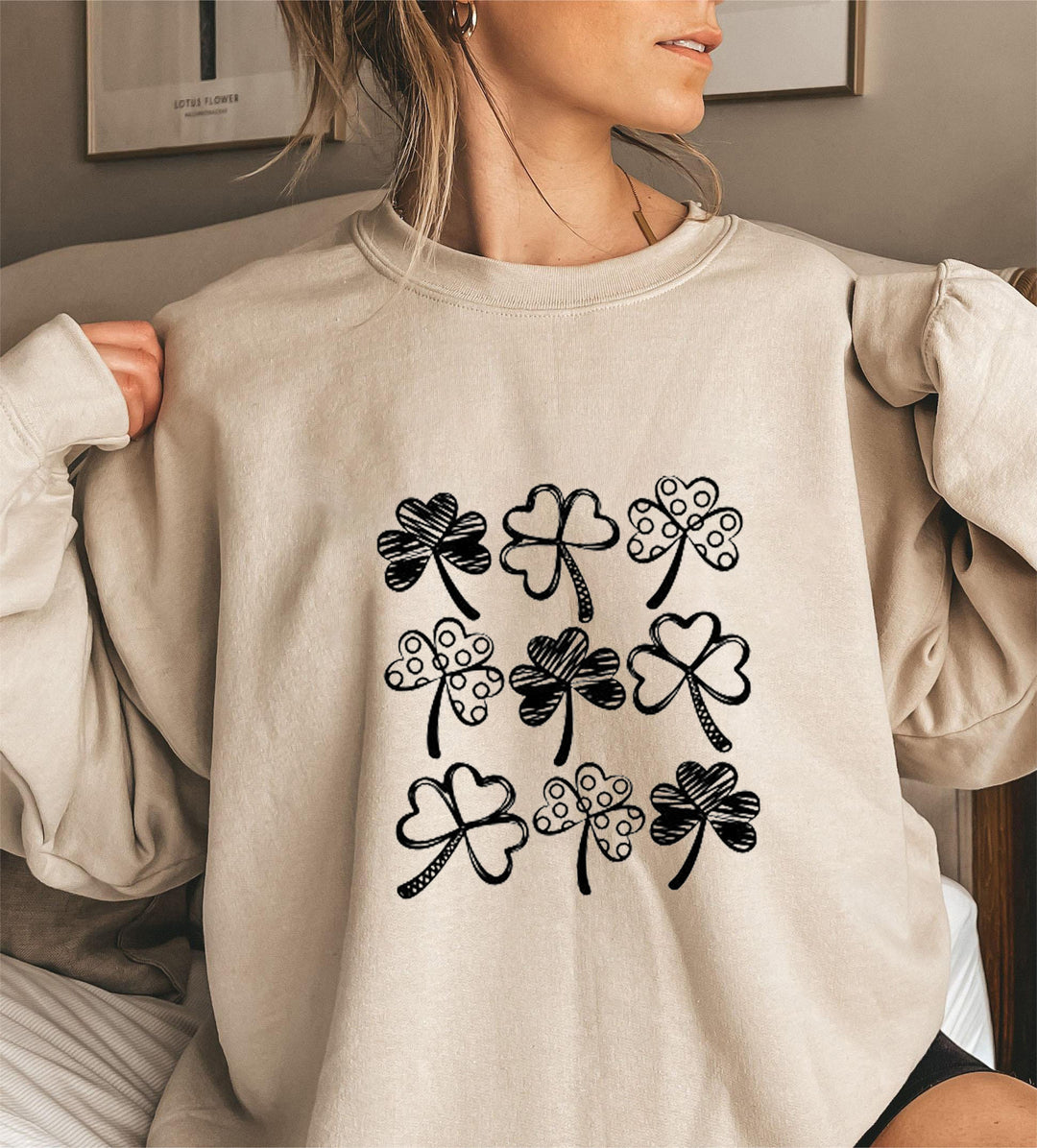 Kvinnors sweatshirt med lekfullt klövermönster Mirla-Eva Jonsson