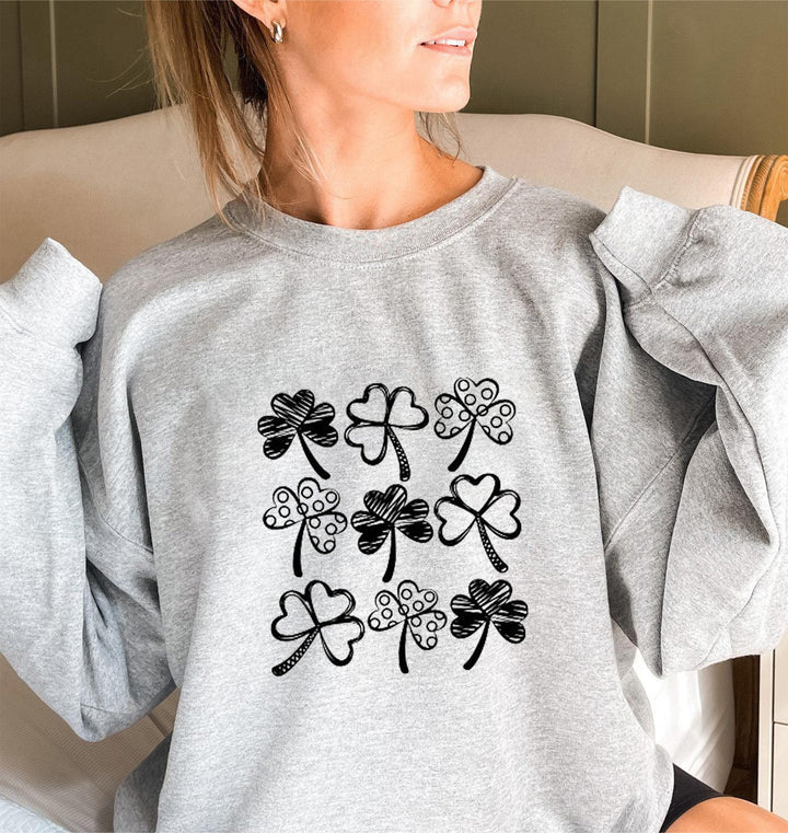 Kvinnors sweatshirt med lekfullt klövermönster Mirla-Eva Jonsson