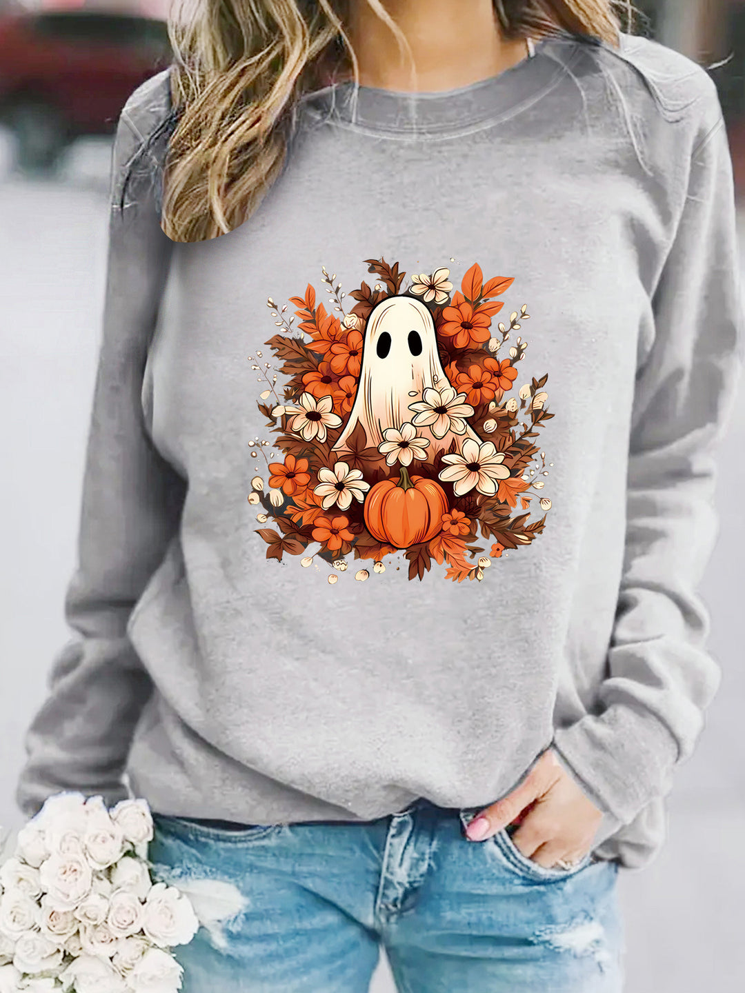 Kvinnors sweatshirt med lekfullt spöklikt höstmotiv Mirla-Eva Jonsson