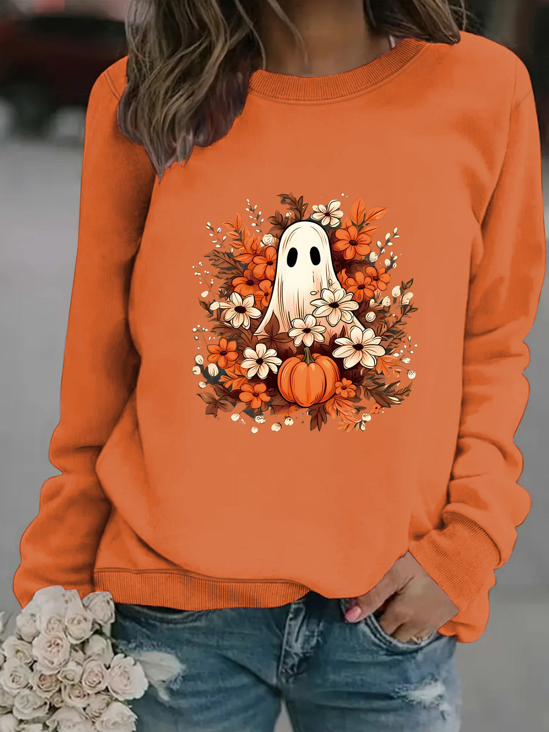 Kvinnors sweatshirt med lekfullt spöklikt höstmotiv Mirla-Eva Jonsson