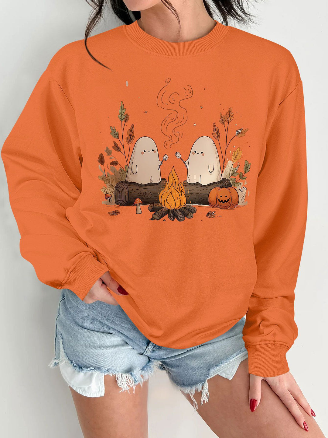 Kvinnors sweatshirt med lekfullt spöklikt motiv och bekväm passform Mirla-Eva Jonsson