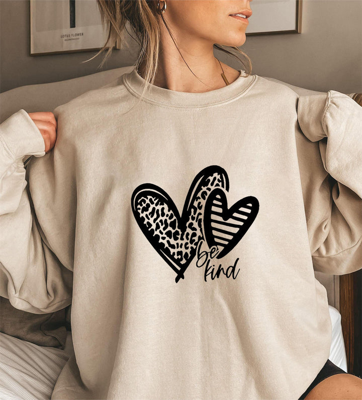 Kvinnors sweatshirt med modernt hjärtmotiv och avslappnad passform Mirla-Eva Jonsson