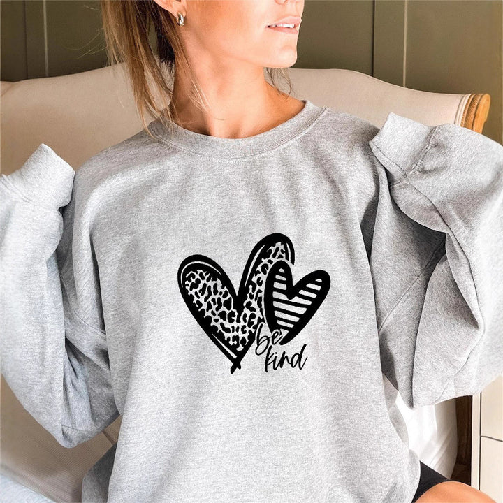 Kvinnors sweatshirt med modernt hjärtmotiv och avslappnad passform Mirla-Eva Jonsson
