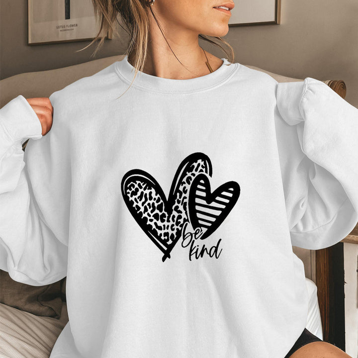 Kvinnors sweatshirt med modernt hjärtmotiv och avslappnad passform Mirla-Eva Jonsson
