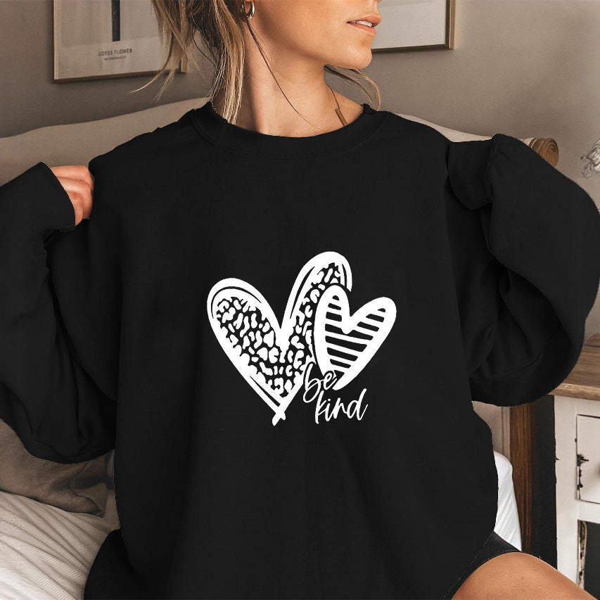 Kvinnors sweatshirt med modernt hjärtmotiv och avslappnad passform Mirla-Eva Jonsson