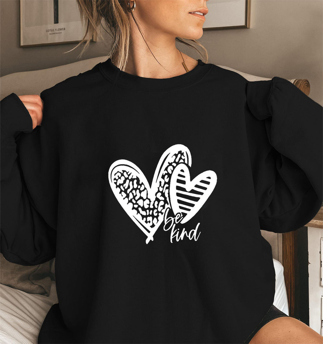 Kvinnors sweatshirt med modernt hjärtmotiv och avslappnad passform Mirla-Eva Jonsson
