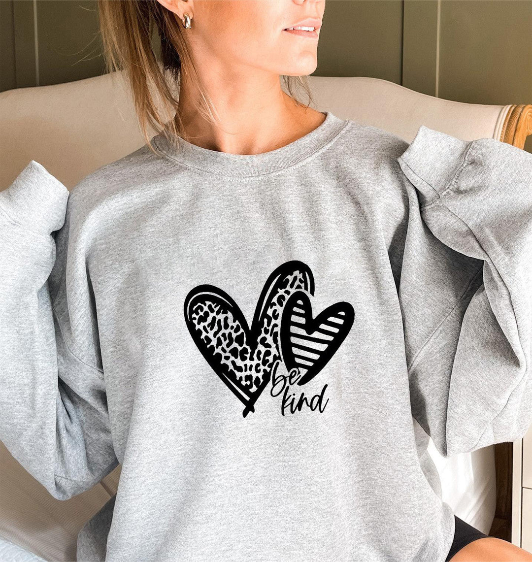 Kvinnors sweatshirt med modernt hjärtmotiv och avslappnad passform Mirla-Eva Jonsson