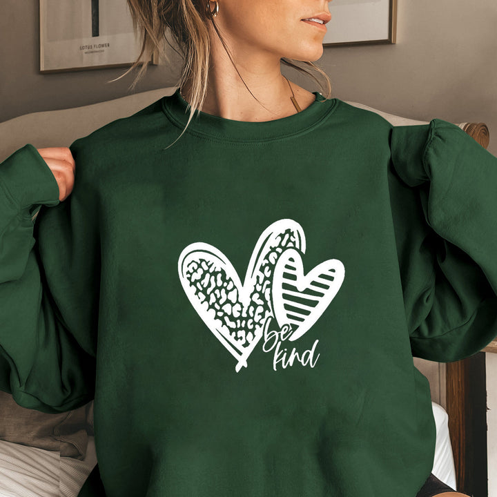 Kvinnors sweatshirt med modernt hjärtmotiv och avslappnad passform Mirla-Eva Jonsson