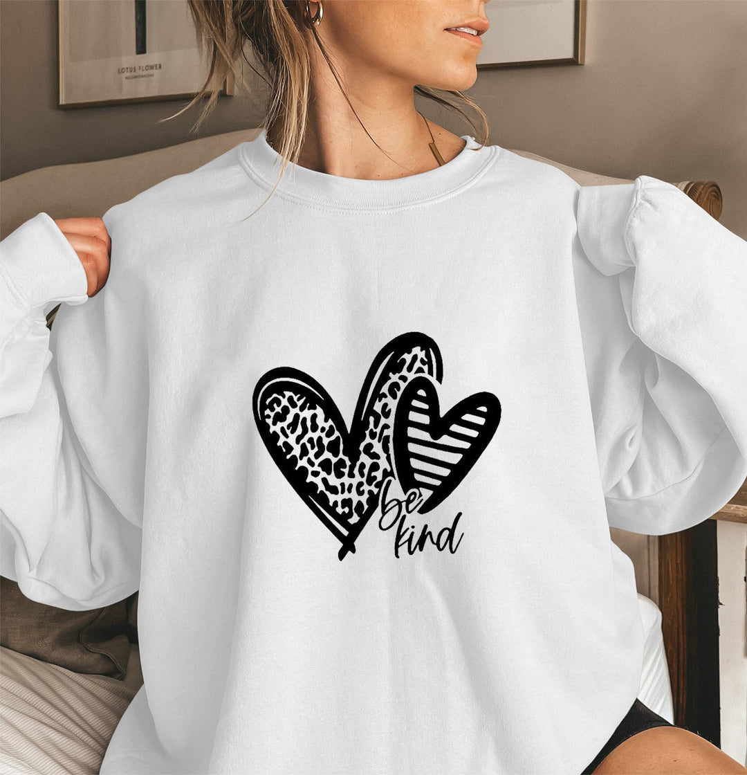 Kvinnors sweatshirt med modernt hjärtmotiv och avslappnad passform Mirla-Eva Jonsson