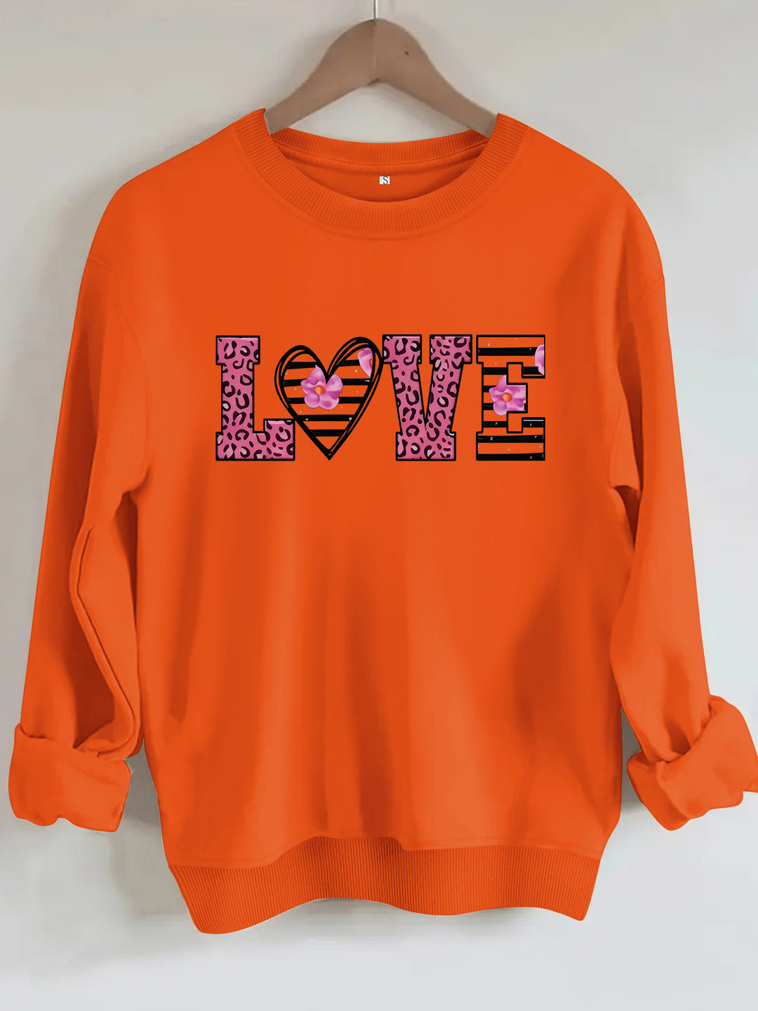 Kvinnors sweatshirt med modernt leopardhjärtadesign och bekväm passform Mirla-Eva Jonsson