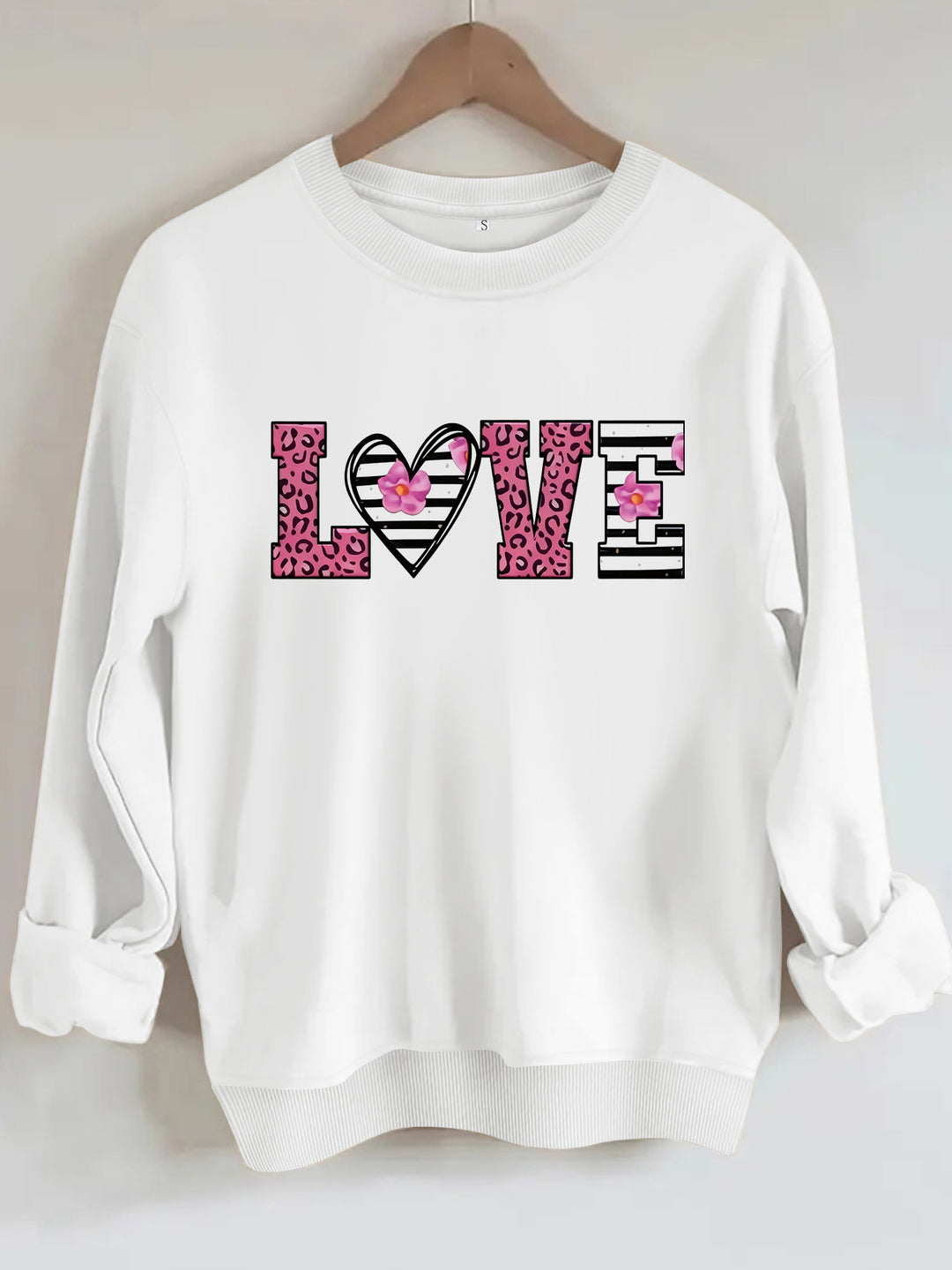 Kvinnors sweatshirt med modernt leopardhjärtadesign och bekväm passform Mirla-Eva Jonsson