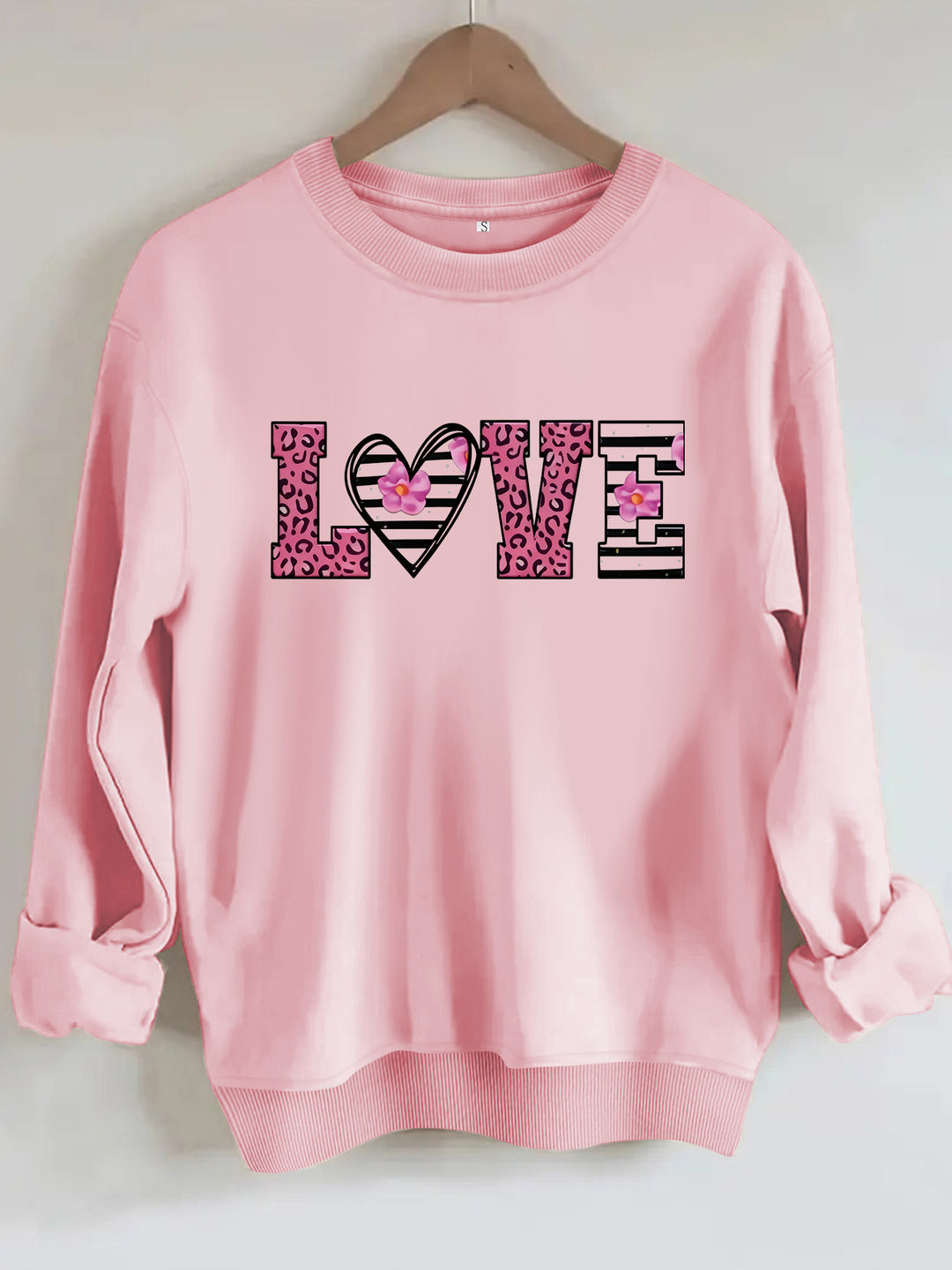 Kvinnors sweatshirt med modernt leopardhjärtadesign och bekväm passform Mirla-Eva Jonsson