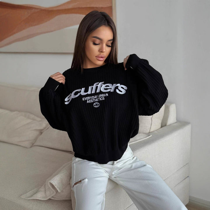 Kvinnors sweatshirt med stiliga bokstäver och trendig ribbad textur Mirla-Eva Jonsson