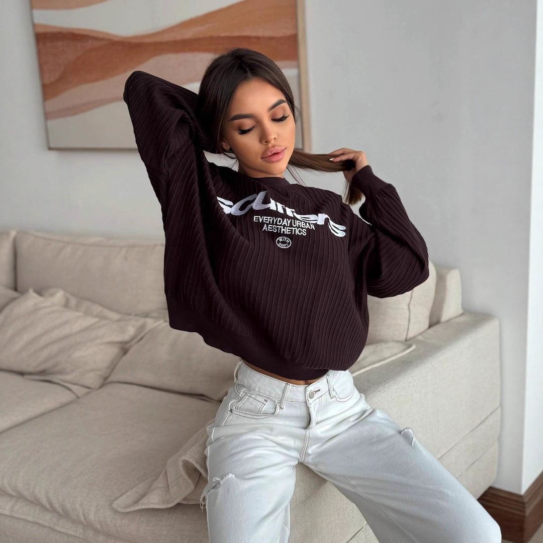 Kvinnors sweatshirt med stiliga bokstäver och trendig ribbad textur Mirla-Eva Jonsson