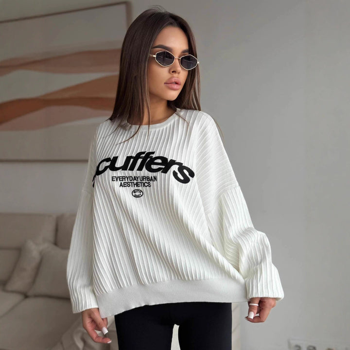 Kvinnors sweatshirt med stiliga bokstäver och trendig ribbad textur Mirla-Eva Jonsson