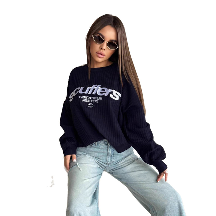 Kvinnors sweatshirt med stiliga bokstäver och trendig ribbad textur Mirla-Eva Jonsson