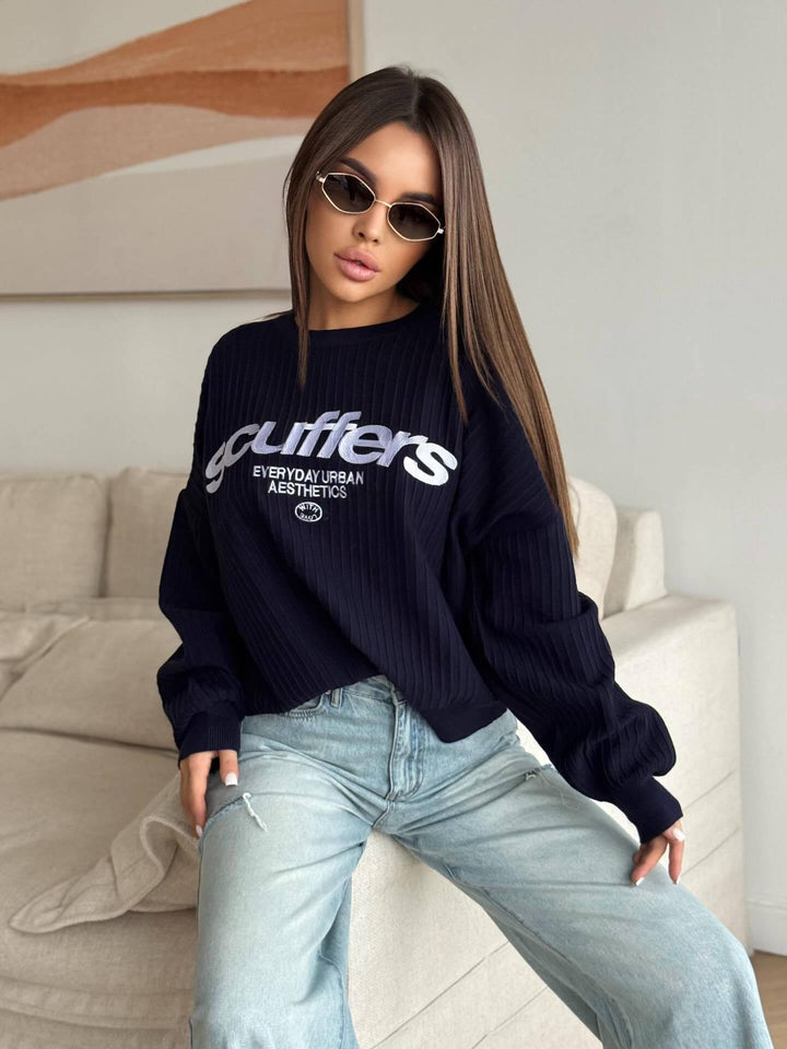 Kvinnors sweatshirt med stiliga bokstäver och trendig ribbad textur Mirla-Eva Jonsson