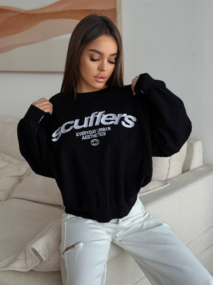 Kvinnors sweatshirt med stiliga bokstäver och trendig ribbad textur Mirla-Eva Jonsson