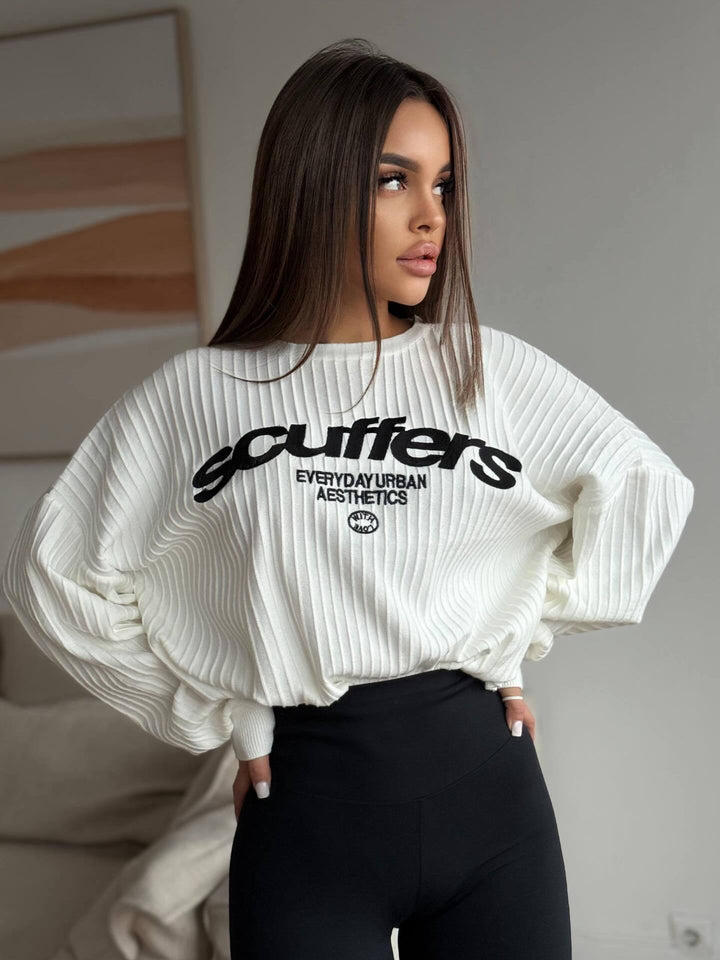 Kvinnors sweatshirt med stiliga bokstäver och trendig ribbad textur Mirla-Eva Jonsson