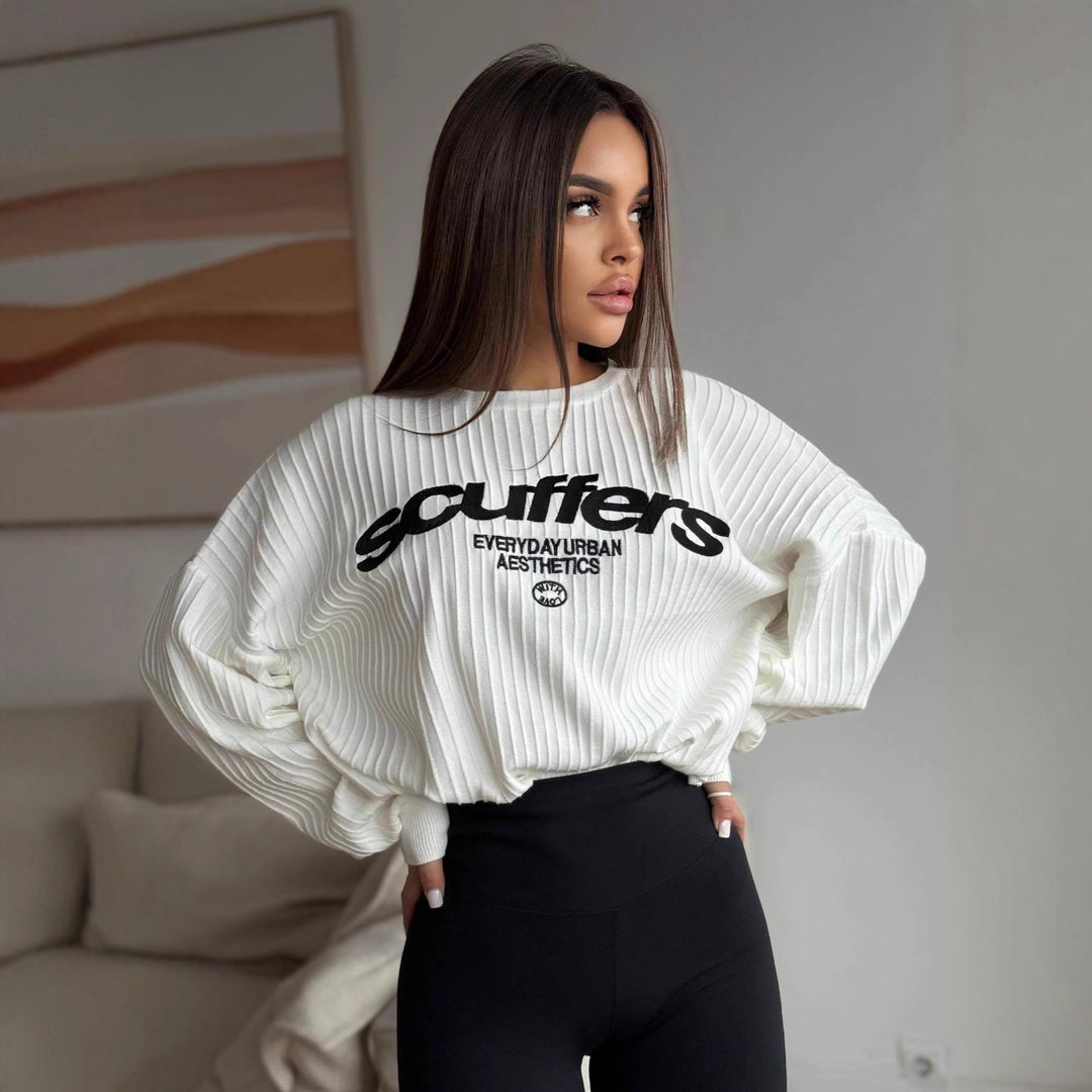 Kvinnors sweatshirt med stiliga bokstäver och trendig ribbad textur Mirla-Eva Jonsson