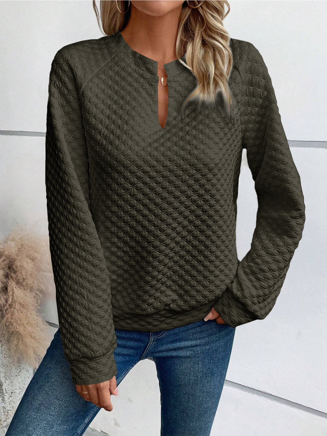 Kvinnors sweatshirt med texturerad quiltad design och moderiktig halsringning Mirla-Eva Jonsson
