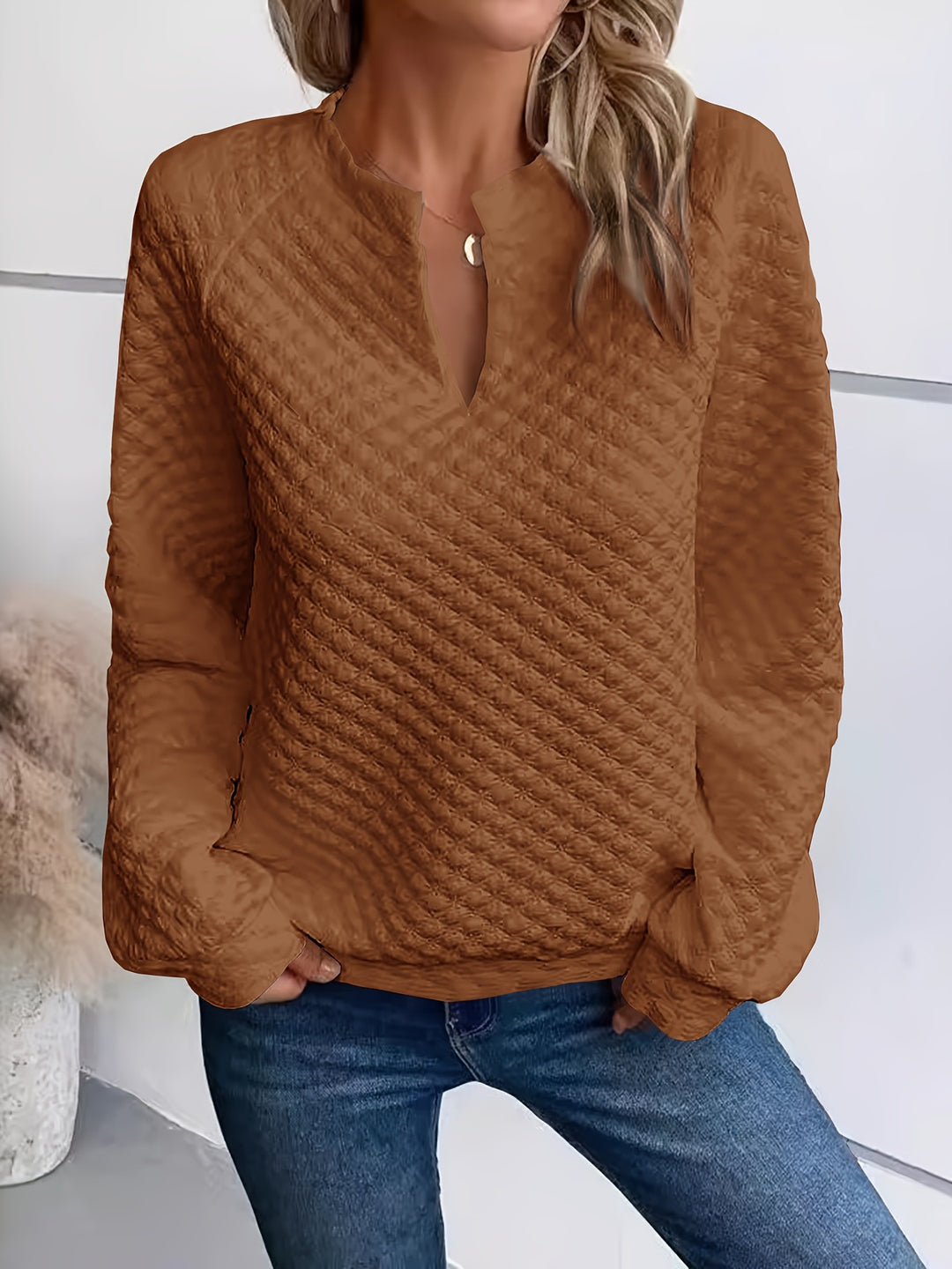 Kvinnors sweatshirt med texturerad quiltad design och moderiktig halsringning Mirla-Eva Jonsson
