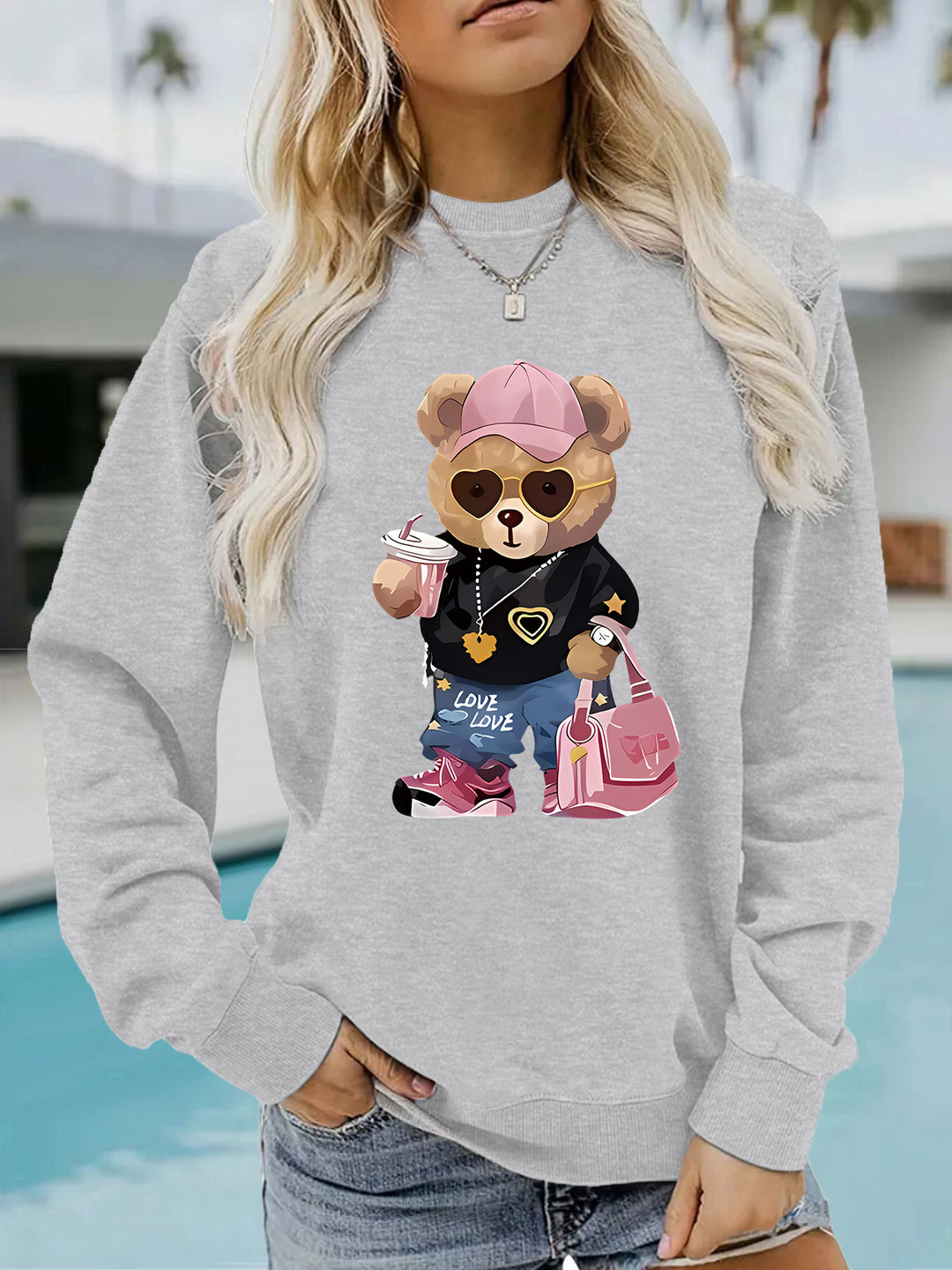 Kvinnors sweatshirt med unikt tecknad björn design och trendig text Mirla-Eva Jonsson