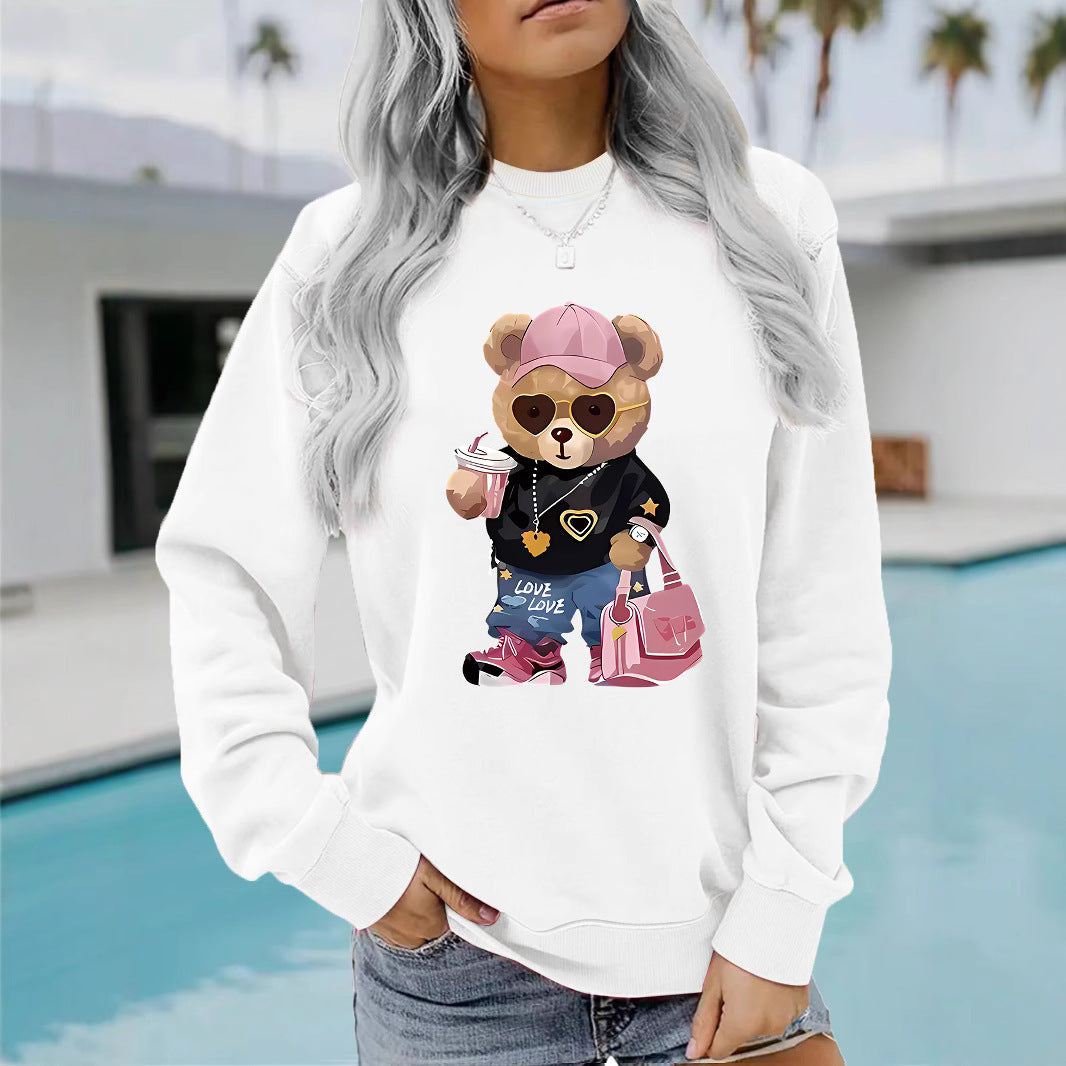 Kvinnors sweatshirt med unikt tecknad björn design och trendig text Mirla-Eva Jonsson