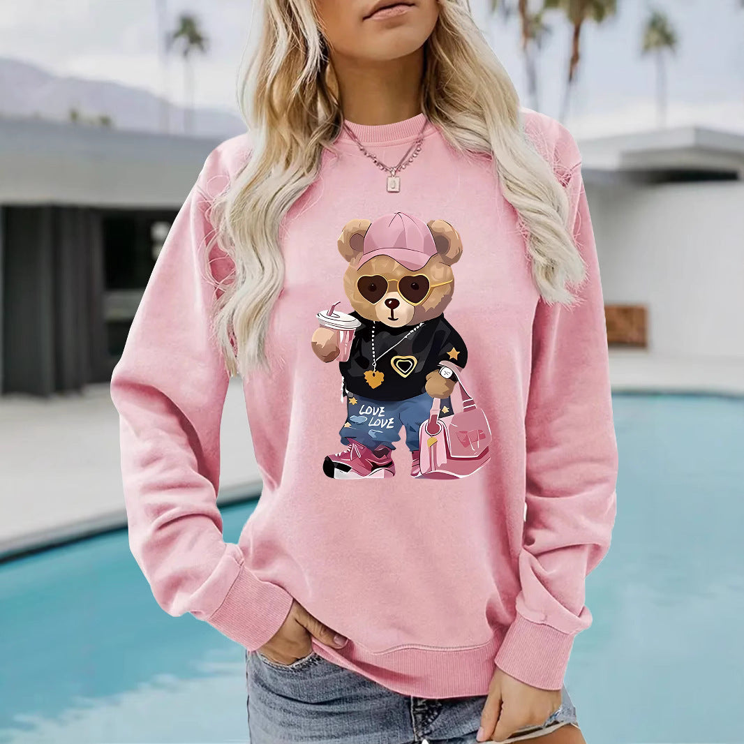 Kvinnors sweatshirt med unikt tecknad björn design och trendig text Mirla-Eva Jonsson