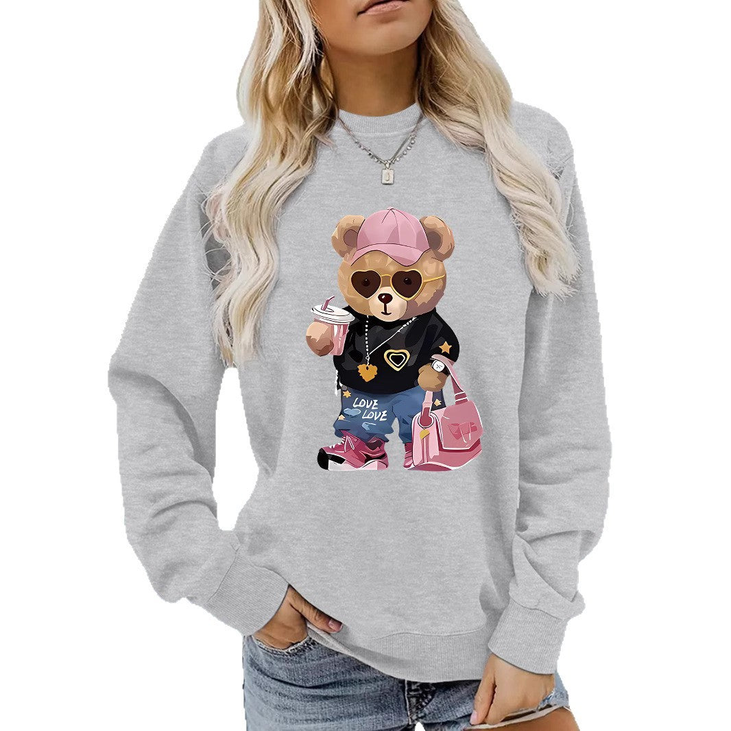 Kvinnors sweatshirt med unikt tecknad björn design och trendig text Mirla-Eva Jonsson