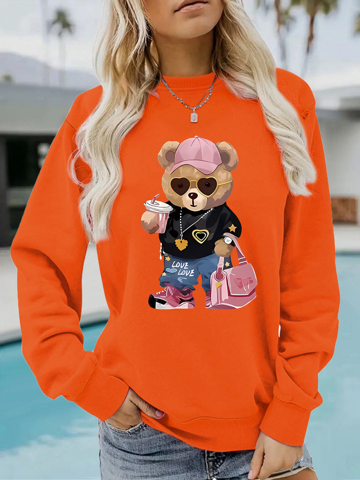 Kvinnors sweatshirt med unikt tecknad björn design och trendig text Mirla-Eva Jonsson