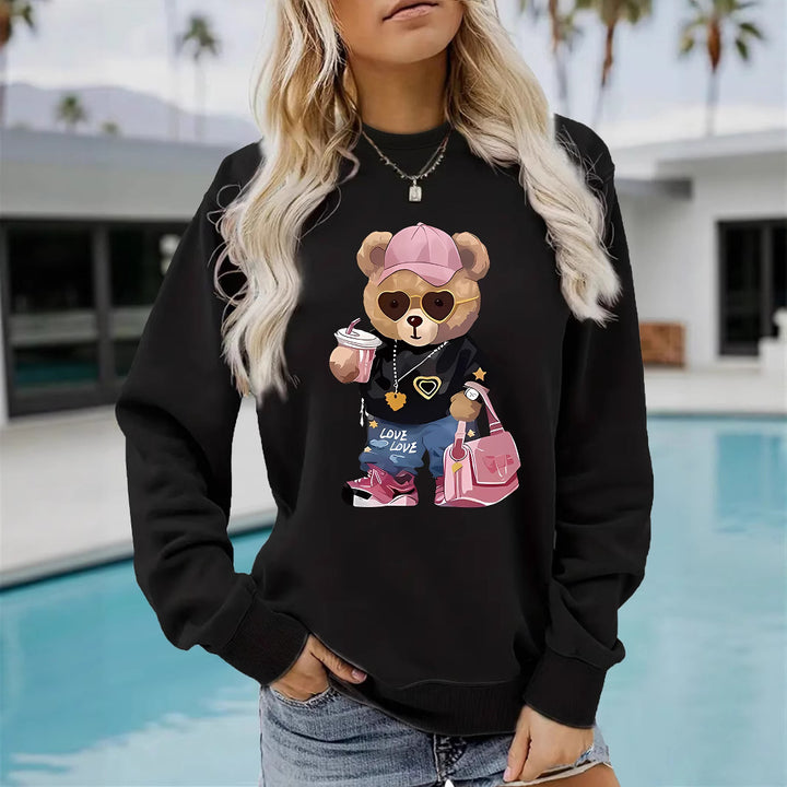 Kvinnors sweatshirt med unikt tecknad björn design och trendig text Mirla-Eva Jonsson