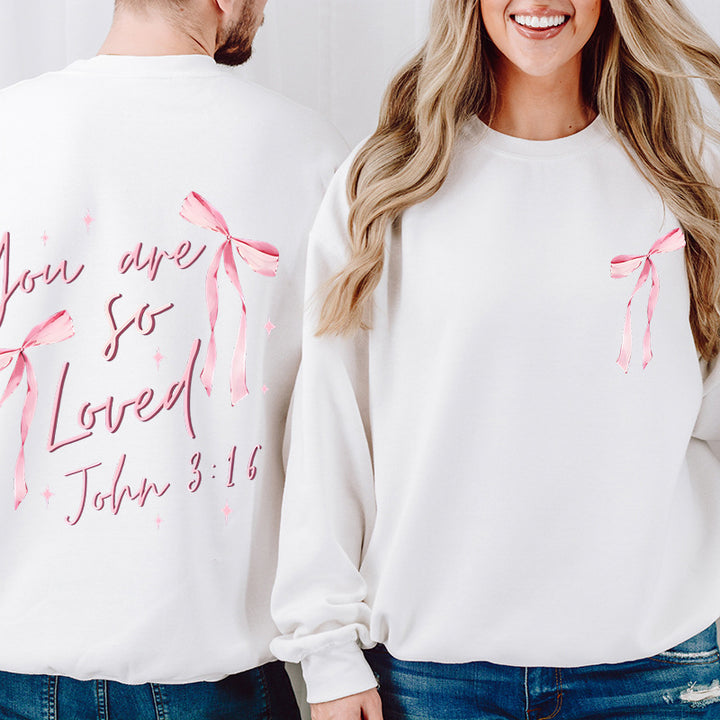 Kvinnors sweatshirt med unikt tryck och lekfull design Mirla-Eva Jonsson