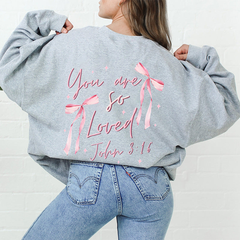 Kvinnors sweatshirt med unikt tryck och lekfull design Mirla-Eva Jonsson