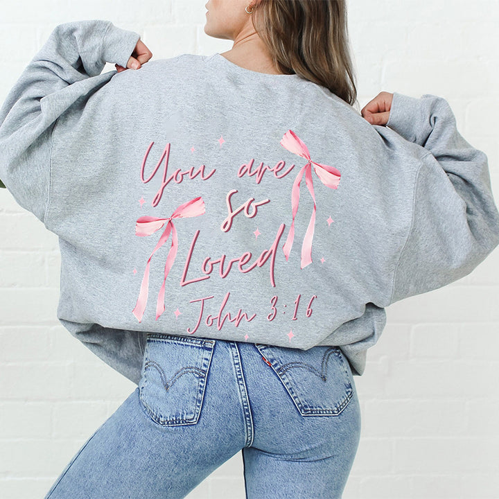 Kvinnors sweatshirt med unikt tryck och lekfull design Mirla-Eva Jonsson