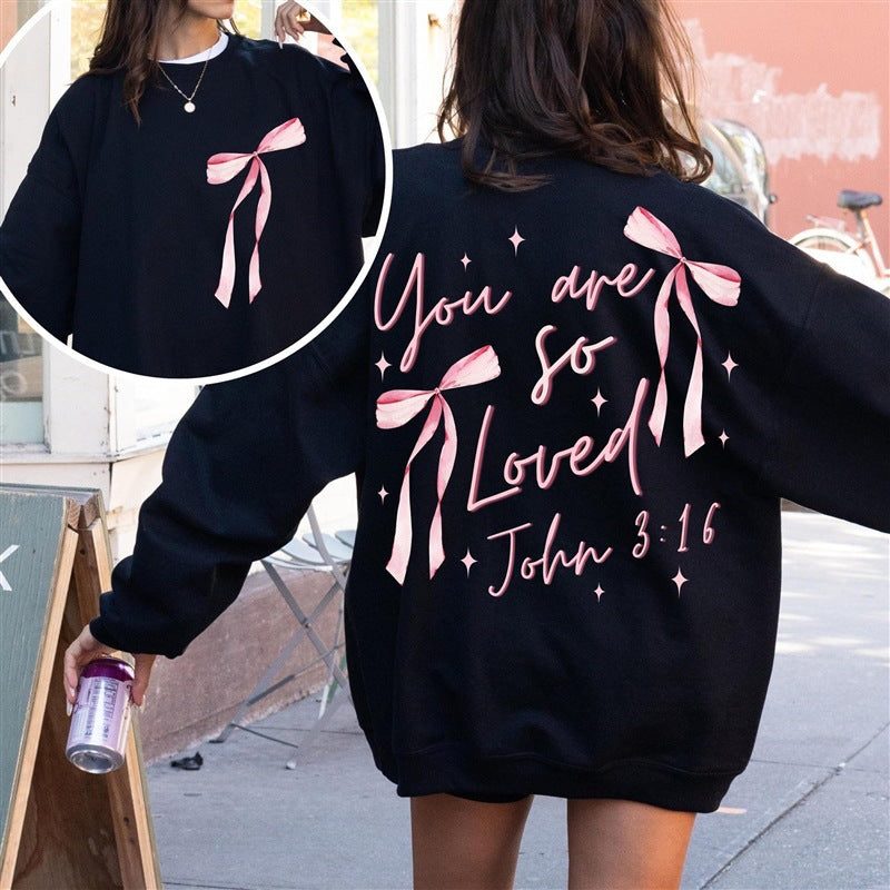 Kvinnors sweatshirt med unikt tryck och lekfull design Mirla-Eva Jonsson