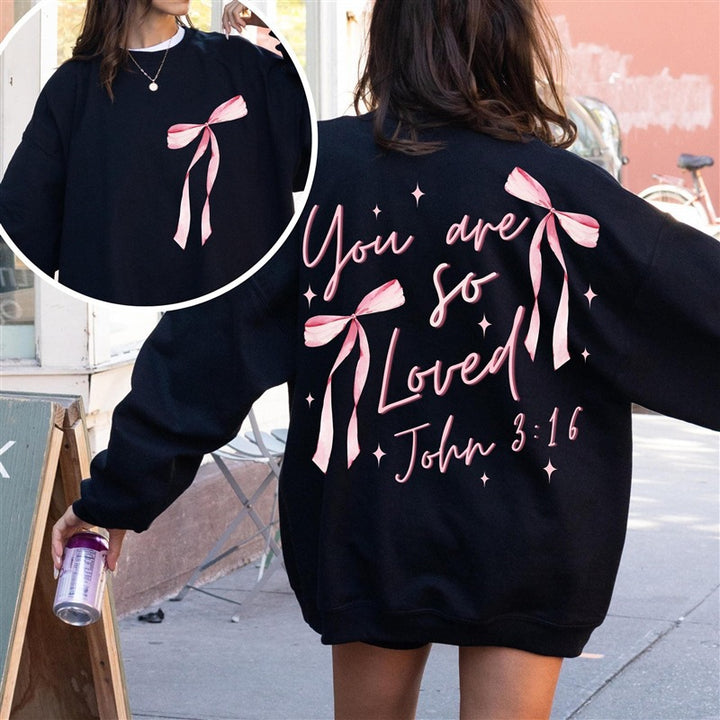 Kvinnors sweatshirt med unikt tryck och lekfull design Mirla-Eva Jonsson
