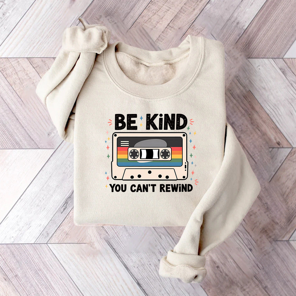 Kvinnors sweatshirt med vintage kassettdesign och inspirerande text Mirla-Eva Jonsson