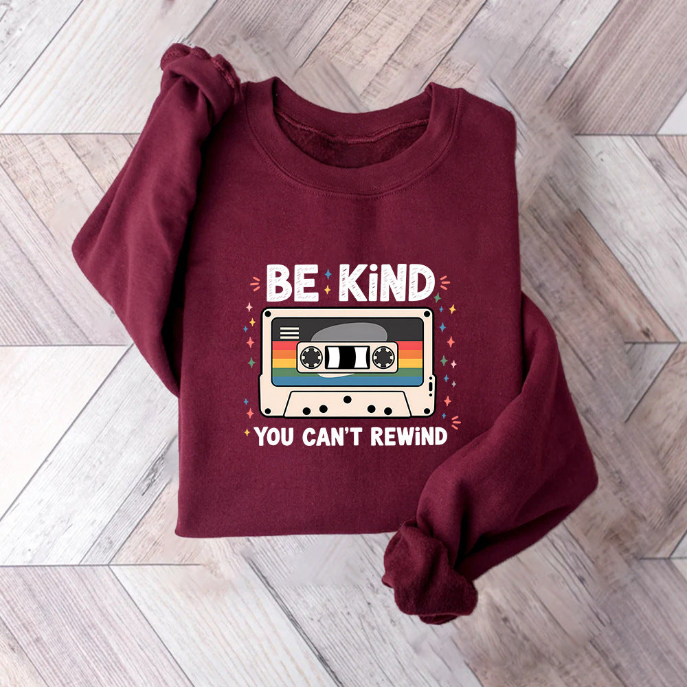 Kvinnors sweatshirt med vintage kassettdesign och inspirerande text Mirla-Eva Jonsson