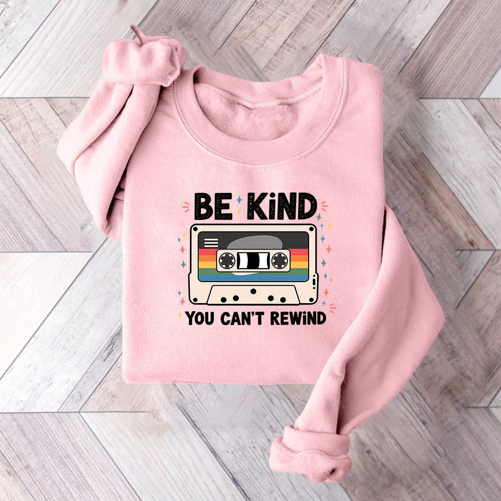 Kvinnors sweatshirt med vintage kassettdesign och inspirerande text Mirla-Eva Jonsson