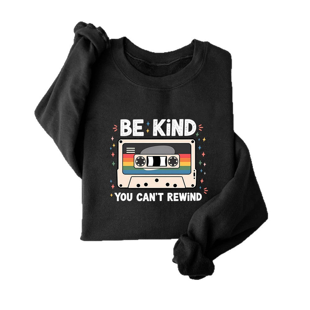 Kvinnors sweatshirt med vintage kassettdesign och inspirerande text Mirla-Eva Jonsson