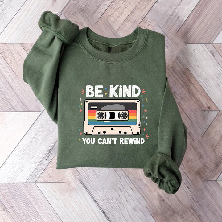 Kvinnors sweatshirt med vintage kassettdesign och inspirerande text Mirla-Eva Jonsson