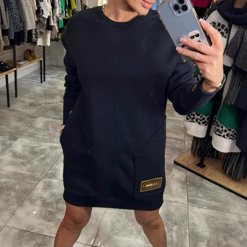 Kvinnors sweatshirtklänning med praktiska sidofickor och modern design Mirla-Eva Jonsson