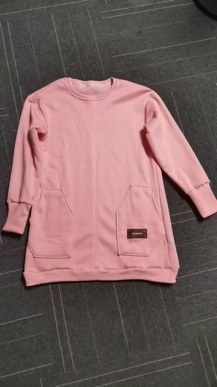 Kvinnors sweatshirtklänning med praktiska sidofickor och modern design Mirla-Eva Jonsson