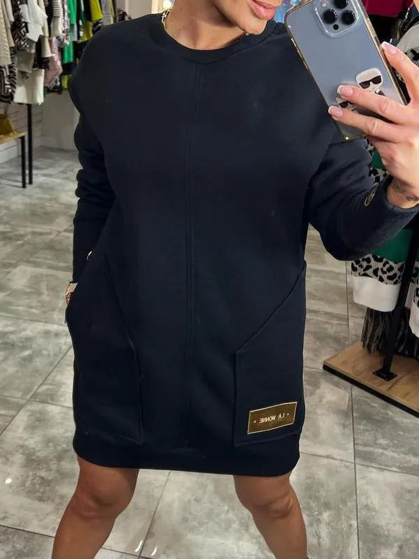 Kvinnors sweatshirtklänning med praktiska sidofickor och modern design Mirla-Eva Jonsson