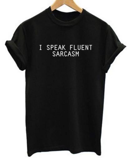Kvinnors t-shirt med en rolig slogan och bekväm passform Mirla-Eva Jonsson